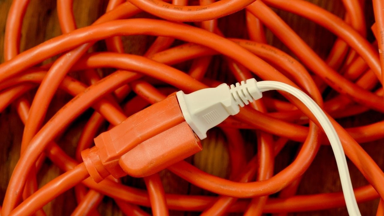 Przedłużacze budowlane i lampa LED – bezpieczeństwo na budowie